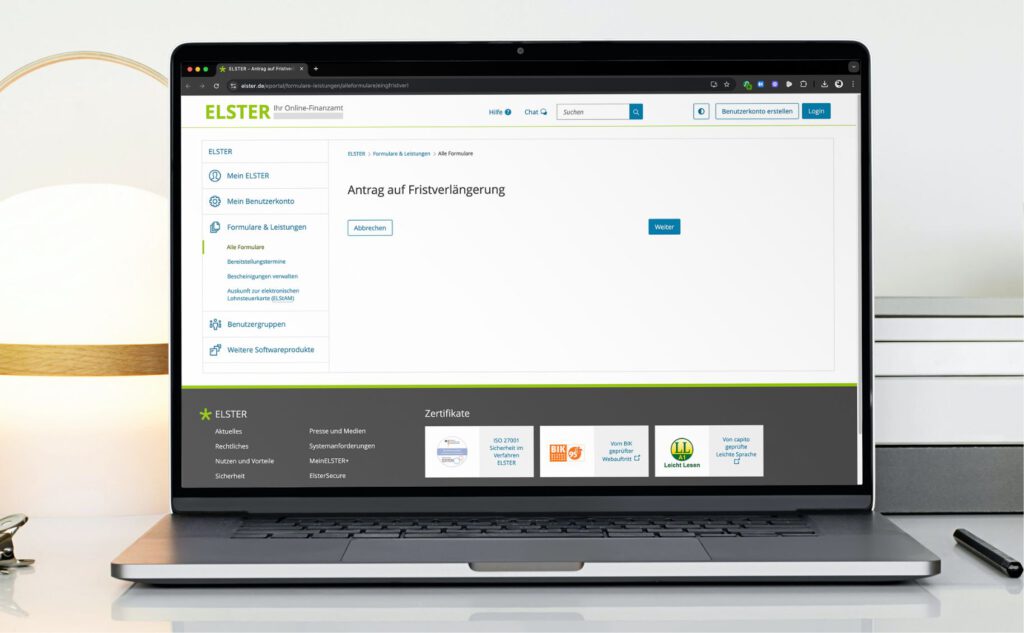 Laptop mit geöffnetem ELSTER-Portal und Formular ‚Antrag auf Fristverlängerung‘ – digitale Steuerarbeit bei Goerke & Partner Berlin