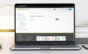 Laptop mit geöffnetem ELSTER-Portal und Formular ‚Antrag auf Fristverlängerung‘ – digitale Steuerarbeit bei Goerke & Partner Berlin